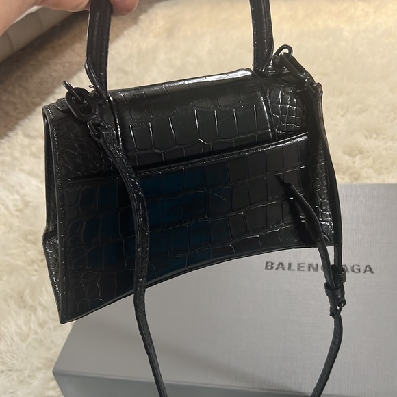 Balenciaga's bag has only been used five times. It comes with the original box . - Picture 3 of 8